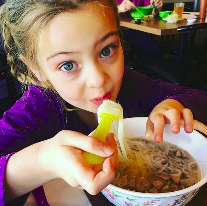 <div>Hmm, sedap banget mi kuah yang akan disuap gadis cilik ini. Setuju, Bun? (Foto: Instagram/ @alifelesssuburban)</div>