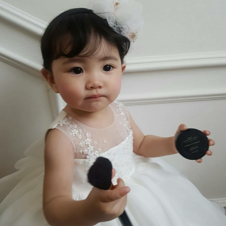 Si imut bergaun putih. (Foto: Instagram @kim_misa)