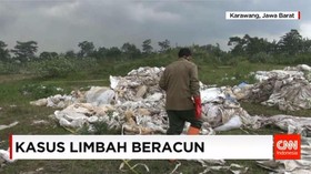Petugas Kembali Periksa Tumpukan Limbah Karung