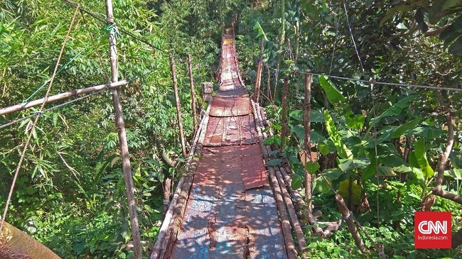 Kondisi Jembatan 'Indiana Jones' sangat memprihatinkan. Warga berharap Anies Baswedan mau memperbaiki karena tiap hari banyak siswa sekolah lewat jembatan ini.
