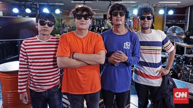 The Upstairs sudah merilis empat album sejak dibentuk pada 2001 sampai sekarang, 17 tahun kemudian. Ada Matraman, Energy, Magnet! Magnet! dan Katalika.