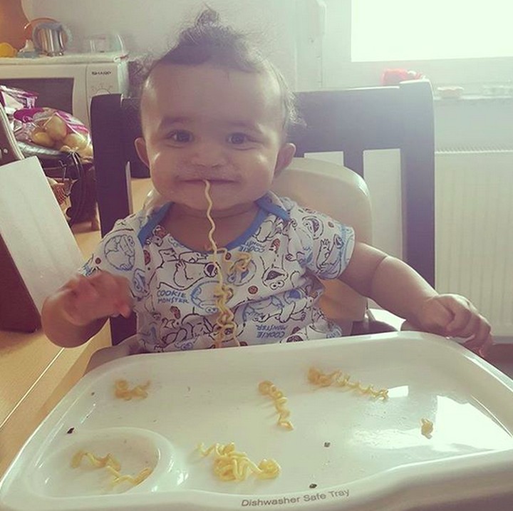 <div>Biar mi-nya cuma beberapa helai, tapi si kecil yang satu ini happy banget ya makannya. (Foto: Instagram/ @elodiembullock)</div>