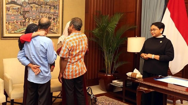 Menlu Retno Marsudi minta bantuan eks kelompok separatis Filipina MILF untuk membebaskan WNI yang disandera Abu Sayyaf.