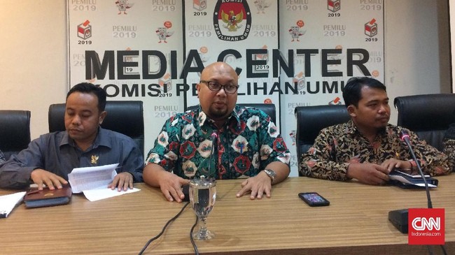 KPU menegaskan penggantian nama sedianya dilakukan partai politik karena bakal calon anggota legislatif yang diajukan tidak memenuhi syarat (TMS).