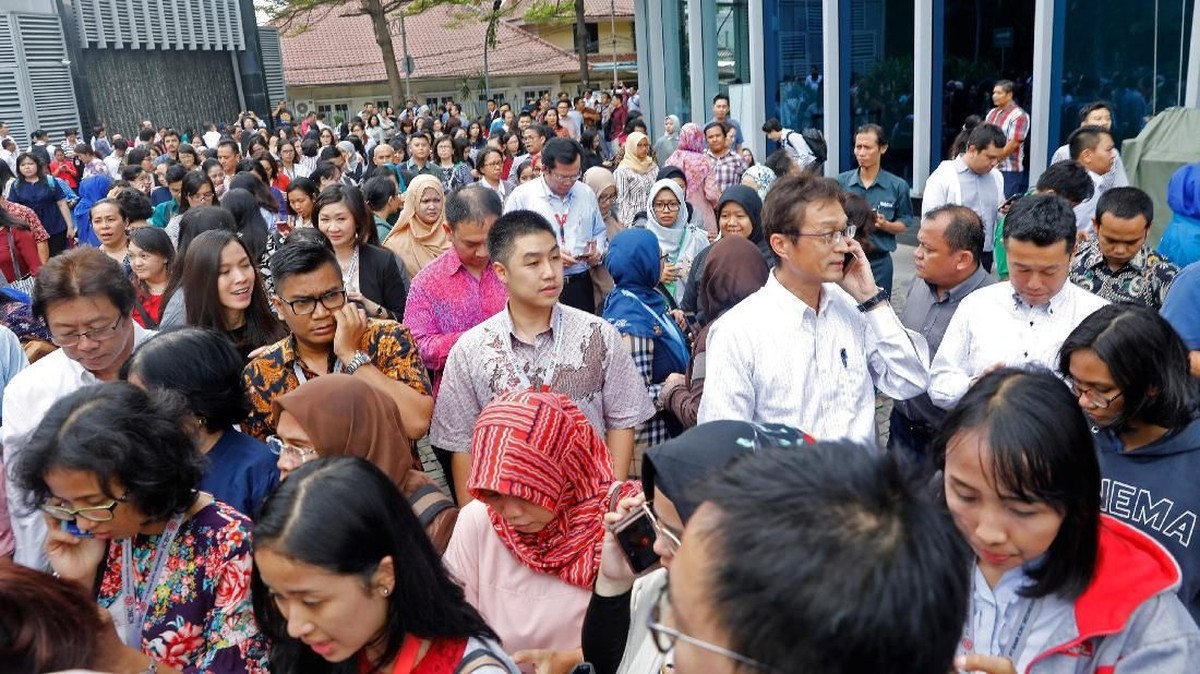 FOTO: Gempa Lebak 6,1 SR Bikin Panik Warga Jakarta
