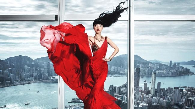 Dalam acara fashion show sky high ocean catwalk, model Jessica Minh Anh menggandeng desainer couture Indonesia, Xiao Fen.