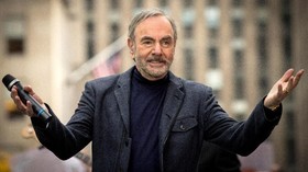 Penyanyi Neil Diamond Pensiun karena Parkinson