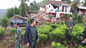 TNI Bantu Proses Evakuasi dan Pendataan Terdampak Gempa