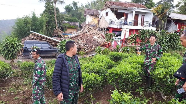 Pascagempa Lebak, anggota TNI dari Kodim Lebak dan Koramil membantu mengevakuasi warga dan proses pendataan dampak dari gempa.