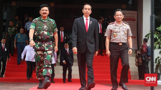 Di rapim TNI-Polri, Presiden Joko Widodo berharap pilkada 2018 dan pemilu 2019 berjalan lancar agar bisa mendukung pembangunan nasional.