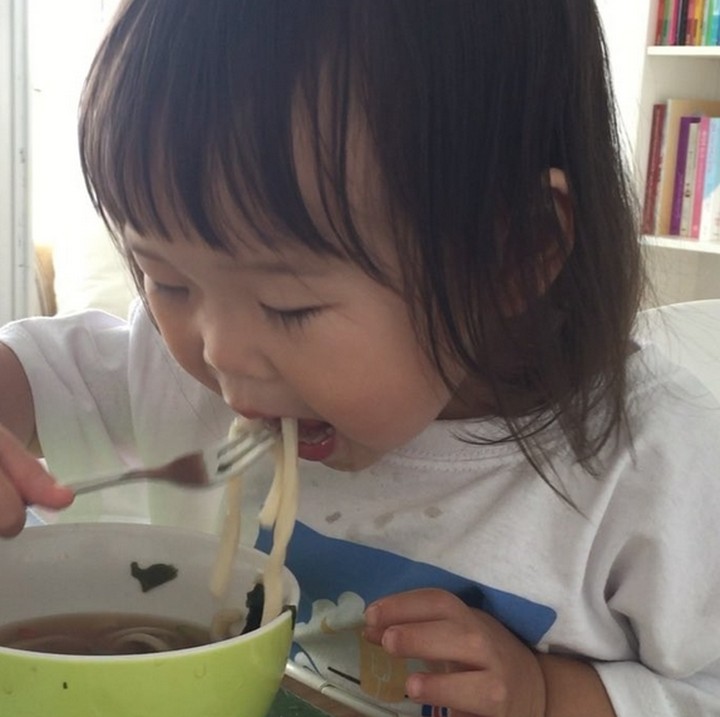 <div>Duh, lahap banget ya nyuap mi-nya. Ngelihat kamu makan jadi pengen deh, Nak. (Foto: Instagram/ @hoitmin)</div>