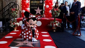 Penantian 90 Tahun Minnie Mouse untuk Bintang Hollywood