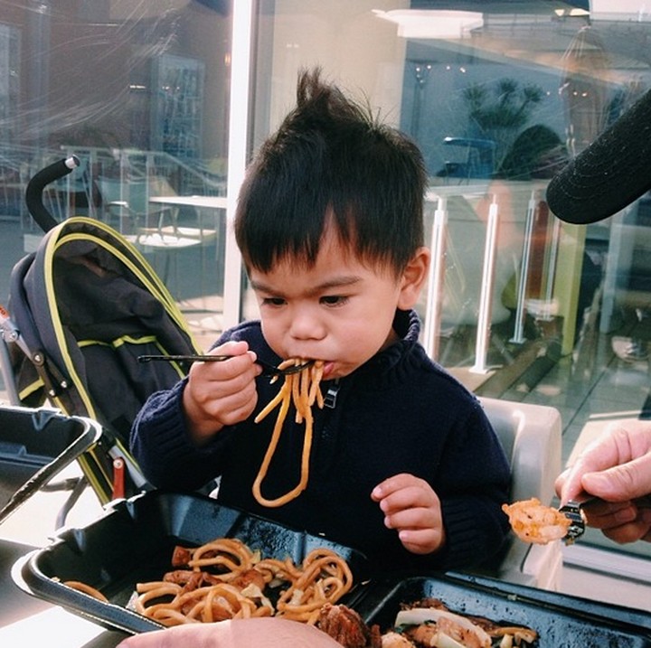 <div>Serius banget sih, Nak, makan mi-nya. (Foto: Instagram/ @jennypamilar)</div>