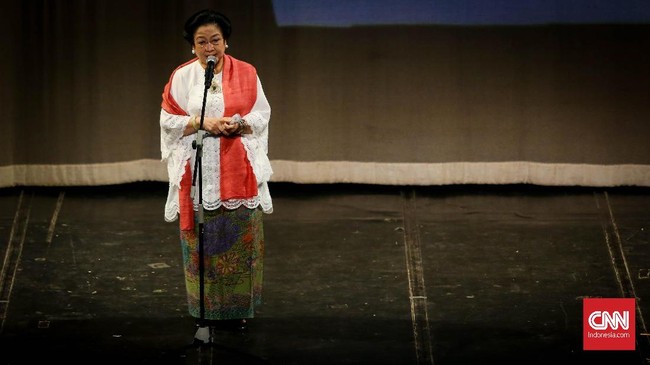 Megawati Soekarnoputri mengatakan saat ia menjadi bagian dari paskibraka pada 1964 silam, baki yang ia bawa lebih berat dari saat ini serta terbuat dari perak.
