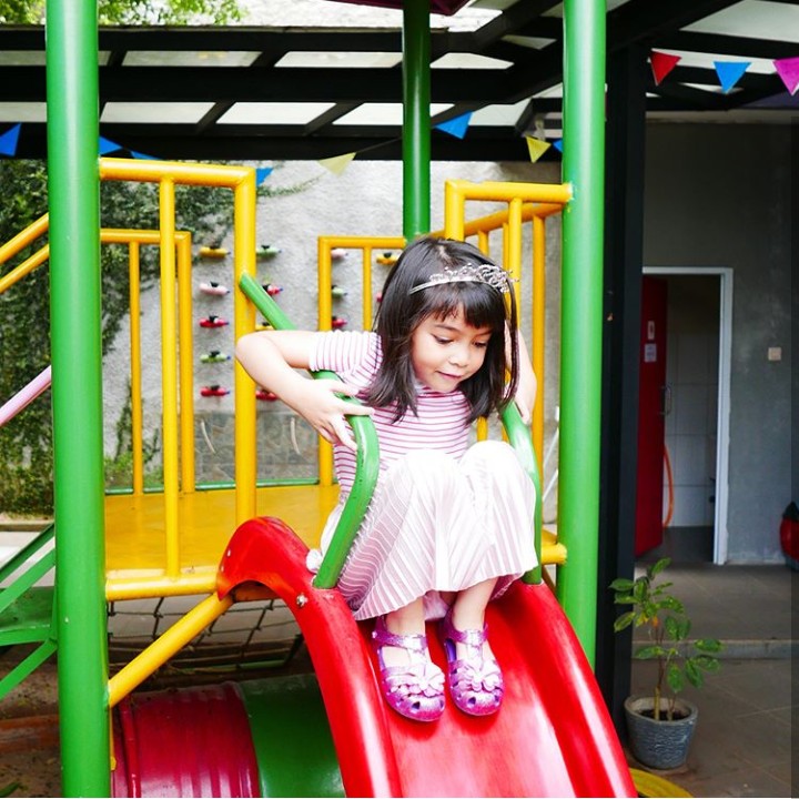 <p>Sienna main perosotan dulu ya... (Foto: Instagram @benkasyafani)</p>