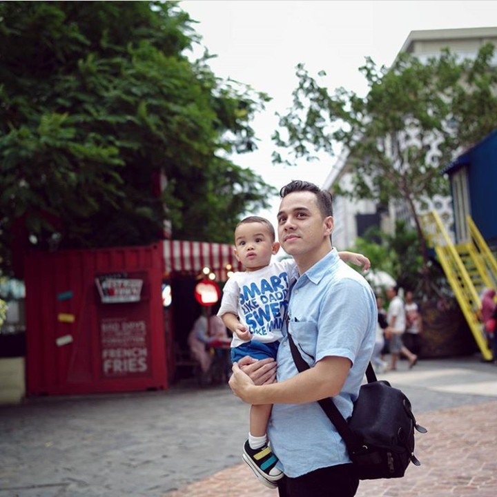 Menatap masa depan bersama sang jagoan nih judulnya, he-he-he... (Foto: Instagram @@riostockhorst)