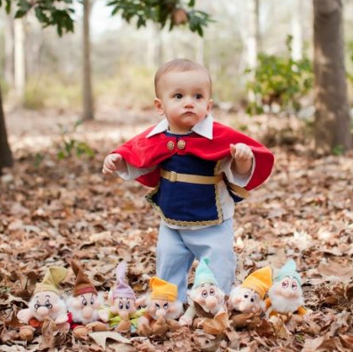 <p>Santiago nggak kalah menggemaskan saat berperan jadi pangeran di film Snow White. (Foto: Kristie Mills Photography/ Gaby Lopez via Babble)  </p>