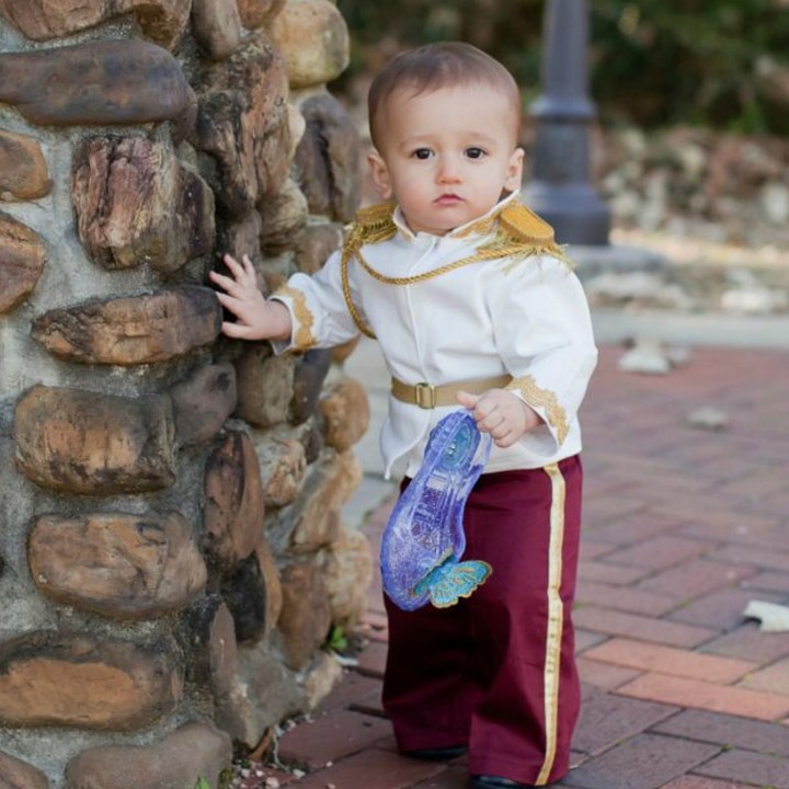 <p>Prince Charming cilik lagi mencari pemilik sepatu kaca lho. Siapa yang belum mencoba sepatunya? (Foto: Kristie Mills Photography/ Gaby Lopez via Babble)  </p>