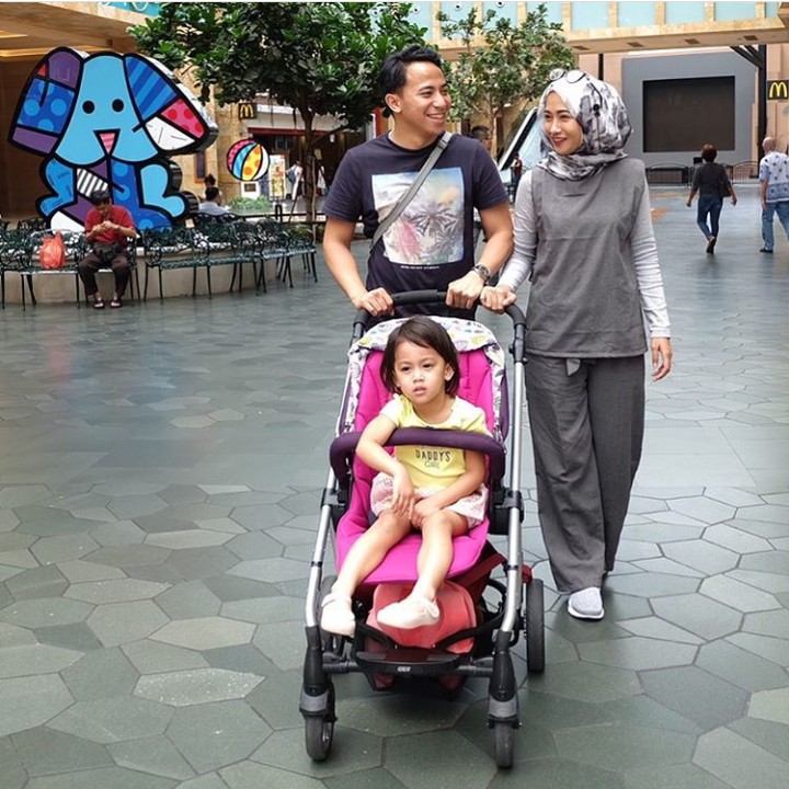 <p>Poppy Bunga bersama suami dan putri kecilnya lagi jalan-jalan nih. Bahagia banget ya. (Foto: Instagram Poppy Bunga)</p>