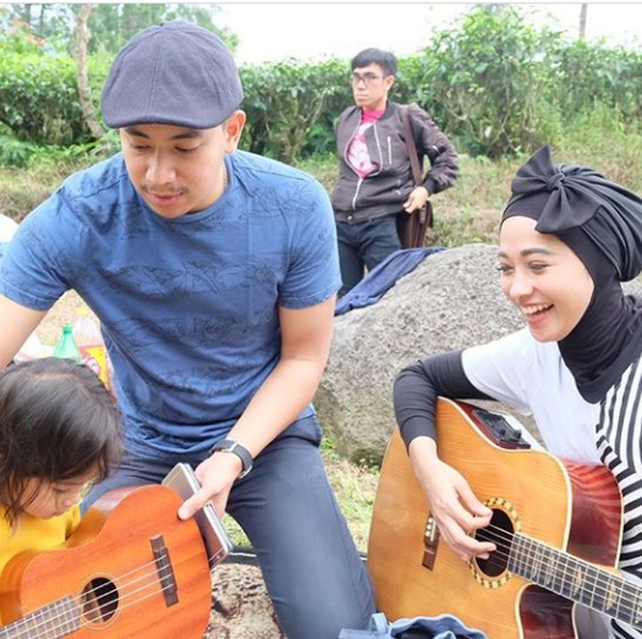 <p>Sedang gitaran berempat ya? Eit itu yang belakang orang lain, Bun. He-he-he. (Foto: Instagram Poppy Bunga)</p>