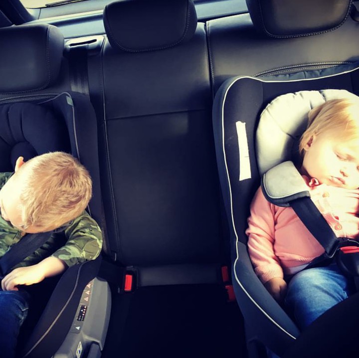 <p>Wah lelah banget kayaknya dua bocah ini ya. He-he. (Foto: Instagram/missamybywater)</p>