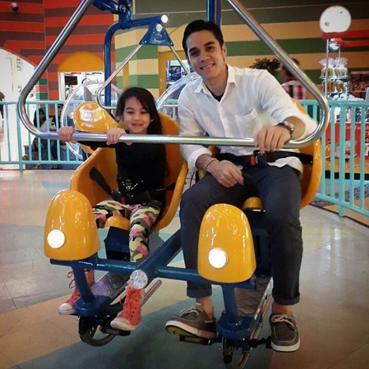 Ayah keren lagi jalan bareng putrinya yang manis. (Foto: Instagram @riostockhorst)
