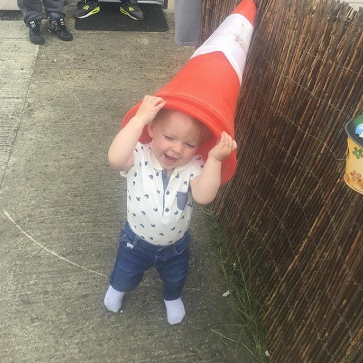 <div>Mentang-mentang badannya masih kecil, mau sembunyi di traffic cone aja. (Foto: Instagram @Chelschiddi)</div>