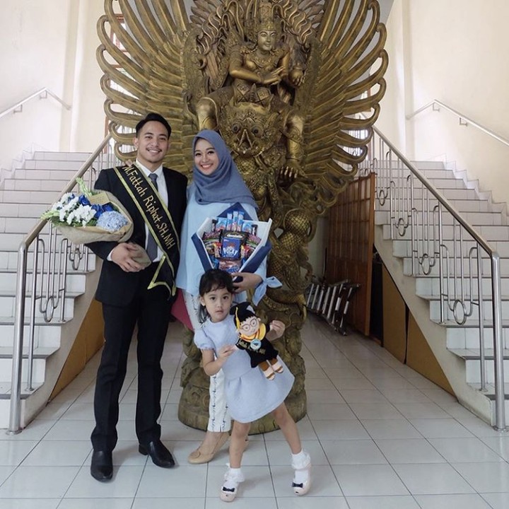 <p>Di kamous sang suami tercinta bersama si kecil tersayang. (Foto: Instagram Poppy Bunga)</p>