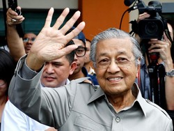 PM Mahathir Mengundurkan Diri, Netizen Ramai Berspekulasi