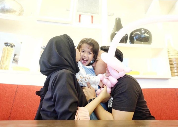 Potret Keluarga Kecil Poppy Bunga yang Harmonis