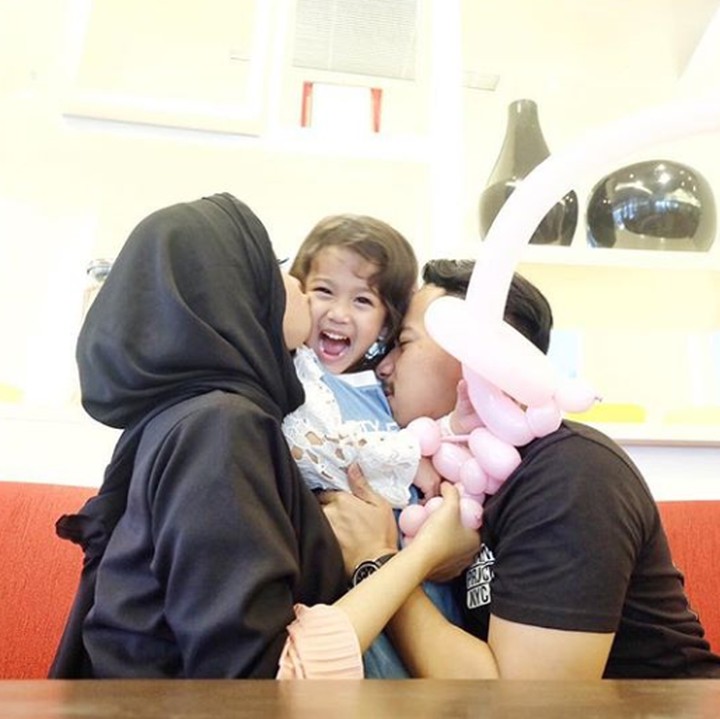 <p>Mmmuaach, ayah da bunda sayang banget sama Khanza. (Foto: Instagram Poppy Bunga)</p>