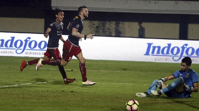 Marko Simic memborong dua gol kemenangan Persija Jakarta atas Borneo FC pada lanjutan Grup D Piala Presiden 2018.