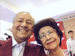 Video Pelukan Istri Untuk Mahathir Saat Pelantikan Muhyiddin