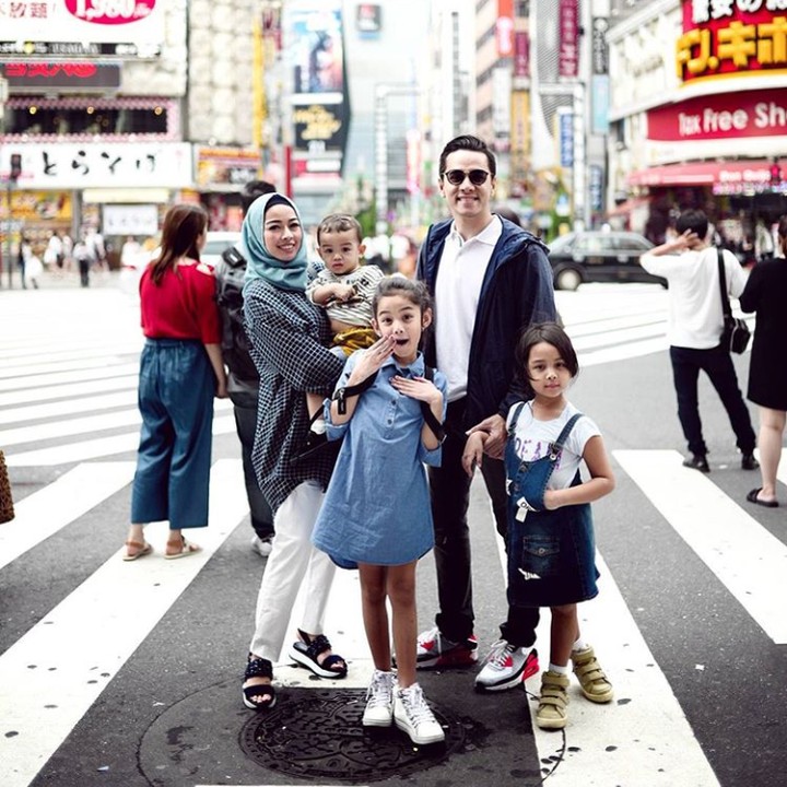 Jalan-jalan dengan personel lengkap. (Foto: Instagram @riostockhorst)