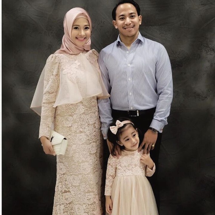 <p>Nah, ini foto keluarga Poppy Bunga yang formal. (Foto: Instagram Poppy Bunga)</p>