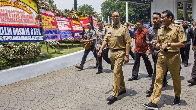 Selama 100 hari memimpin DKI Jakarta, Anies-Sandi mendapat berbagai respons dari masyarakat ibu kota.