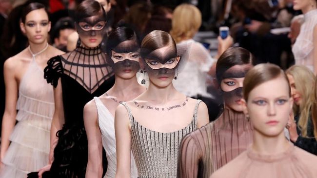 Maria Grazia Chiuri, desainer Christian Dior mencoba membangkitkan semangat Surealis tersebut ke dalam koleksi yang mengagumkan yang terinspirasi dari perempuan