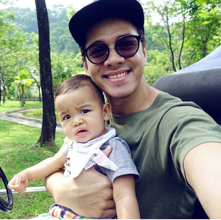 Nah, kalau yang ini Ayah Rio lagi ngajakin si bungsu Raqi main mobil-mobilan ya? (Foto: Instagram @riostockhorst)