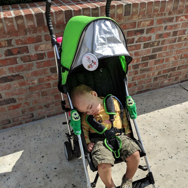 <p>Ketika sudah nggak sanggup nahan kantuk, stroller pun jadi tempat melepas kantuk. (Foto: Instagram/meg0elisabeth)</p>