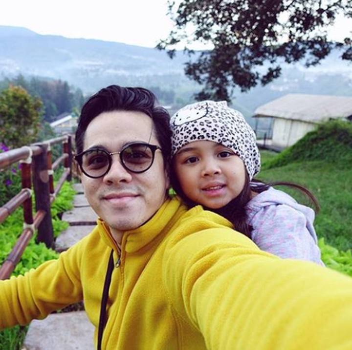 Santai dulu ya bareng Shanika, si putri keduanya Ayah Rio yang manis. (Foto: Instagram @riostockhorst)