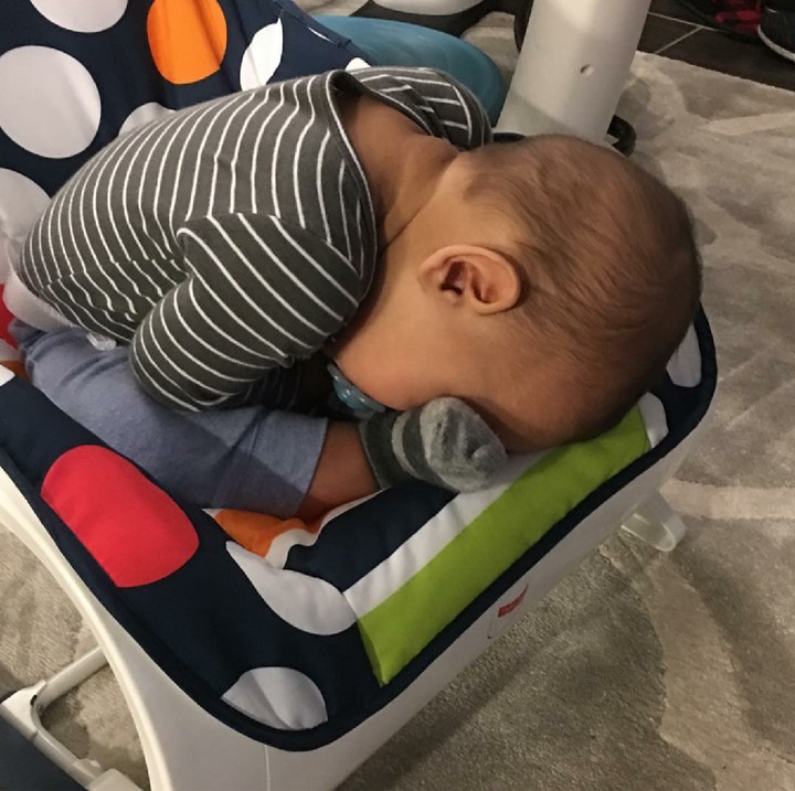 <p>Ya ampun sampai membungkuk begitu saking ngantuknya. Antara gemas sama kasihan ya, Bun. (Foto: Instagram/jenihartford)</p>