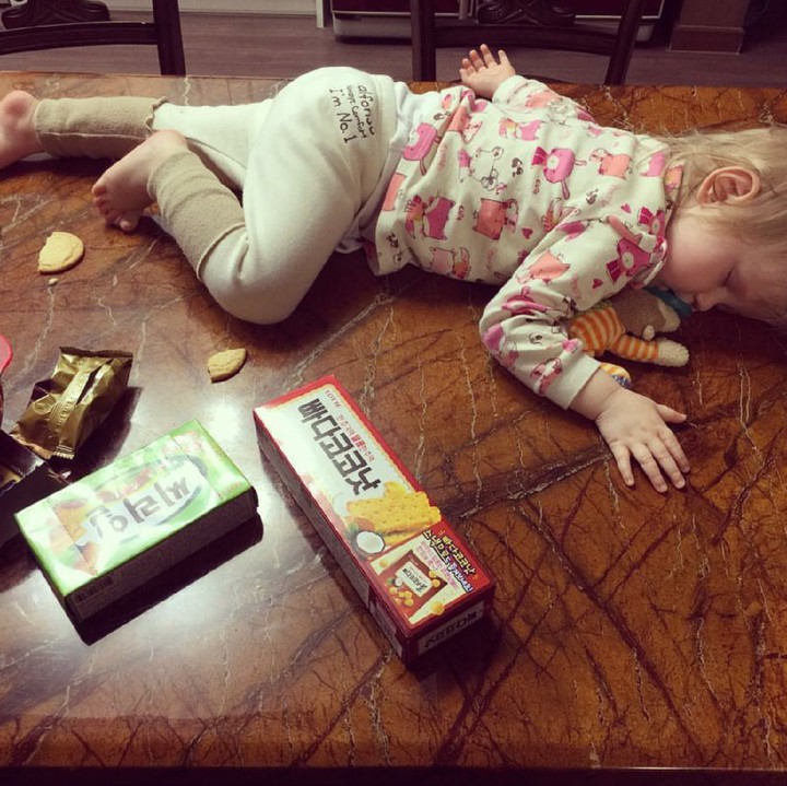 <p>Kayaknya si kecil kekenyangan, makanya ngantuk dan tidur di meja makan. He-he. (Foto: Instagram/ramboyj)</p>