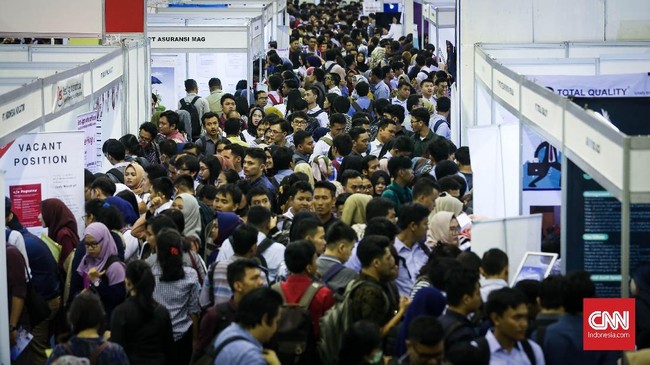 Sejumlah pencari kerja memadati arena bursa kerja di Balai Kartini, Jakarta, Rabu, 24 Januari 2018. Dalam tiga tahun terakhir angka pengangguran di Indonesia terus menurun. Walaupun begitu, persentase pengangguran lulusan pendidikan tinggi justru naik. Hal tersebut disebabkan adanya masalah ketidaksesuaian antara lulusan perguruan tinggi dengan pasar kerja yang dibutuhkan dunia usaha dan industri. Dari 10 lulusan perguruan tinggi, hanya tiga atau empat orang yang sesuai kebutuhan. CNNIndonesia/Safir Makki