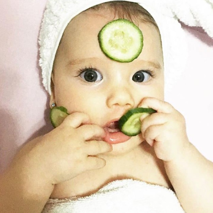 <div>Sepertinya enak juga ya makan timun sisa masker, hi-hi-hi. (Foto: Instagram @glamorous_babies)</div><div> </div>