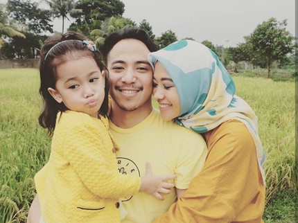 Potret Keluarga Kecil Poppy Bunga yang Harmonis