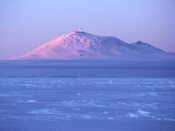 Bukan Abu Vulkanik, Gunung Berapi di Antartika Semburkan Emas ke Udara