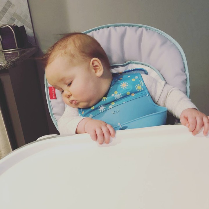 <p>Mau makan tapi sudah ngantuk, ya sudahlah tidur saja. He-he. (Foto: Instagram/mirandamcgaryharris)</p>
