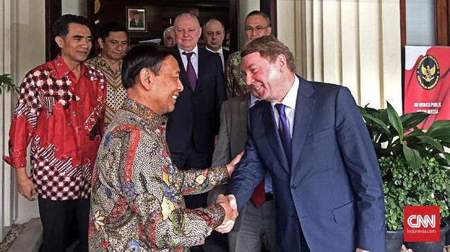 Wiranto bertemu utusan Presiden Rusia di kantor Kemenko Polhukam, Jakarta. Banyak hal dibicarakan, di antaranya penanggulangan terorisme dan pembelian Sukhoi.