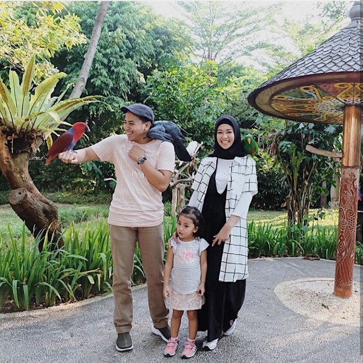 <p>Asyiknya main bareng burung-burung. (Foto: Instagram Poppy Bunga)</p>