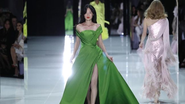 Di catwalk Paris Couture Week 2018, Ralph & Russo, menampilkan koleksi couture mereka yang terbaru dengan gaya gaun bak putri raja.